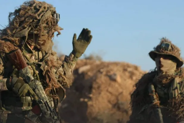 عنصران من هيئة تحرير الشام في أثناء عملية في أحد محاور إدلب (إكس)