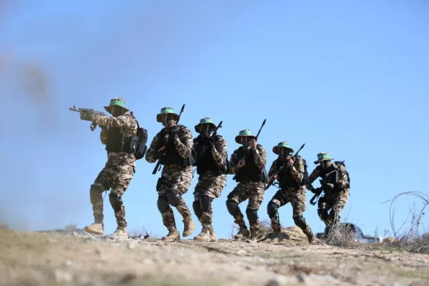 مقاتلون من «كتائب القسام» التابعة لـ«حماس» في قطاع غزة (أرشيفية - «كتائب القسام» عبر «تلغرام»)