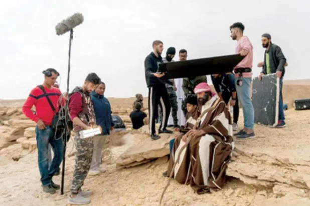 جانب من تصوير فيلم «طريق الوادي» الذي تجوَّل في 10 مواقع تصوير بالسعودية (الشرق الأوسط)