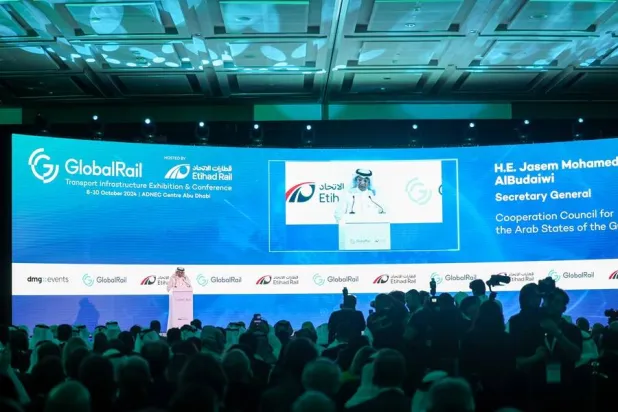 جاسم البديوي الأمين العام لمجلس التعاون لدول الخليج العربية خلال مشاركته في المؤتمر والمعرض العالمي للسكك الحديدية والنقل والبنية التحتية في العاصمة الإماراتية أبوظبي (الشرق الأوسط)