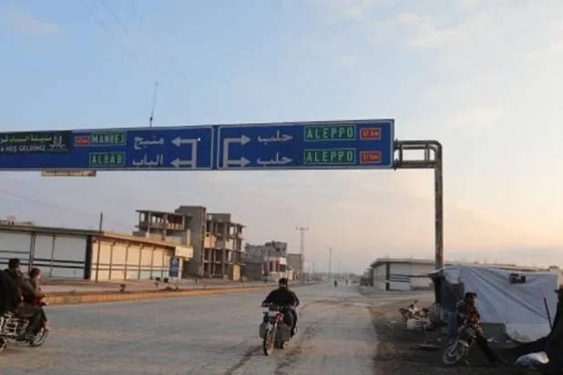Halep vilayetindeki bölgelere yön gösteren bir ana yol levhası (arşiv)