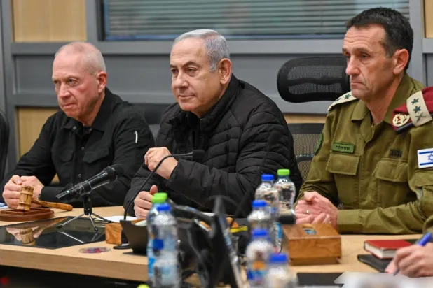 İsrail Başbakanı Binyamin Netanyahu geçen yıl ekim ayında Savunma Bakanı Yoav Gallant ve Genelkurmay Başkanı Herzi Halevi ile bir araya geldi. (DPA)
