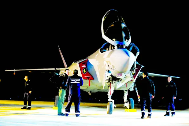 
جنود إسرائيليون بالقرب من طائرة مقاتلة من طراز «إف-35» الأميركية الصنع بعد هبوطها في إسرائيل بقاعدة «نيفاتيم» الجوية (رويترز)