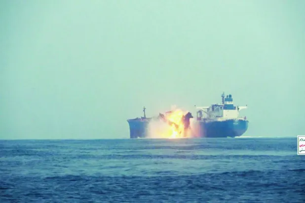 نيران تشتعل في ناقلة نفط استهدفها الحوثيون بالبحر الأحمر مؤخراً (رويترز)