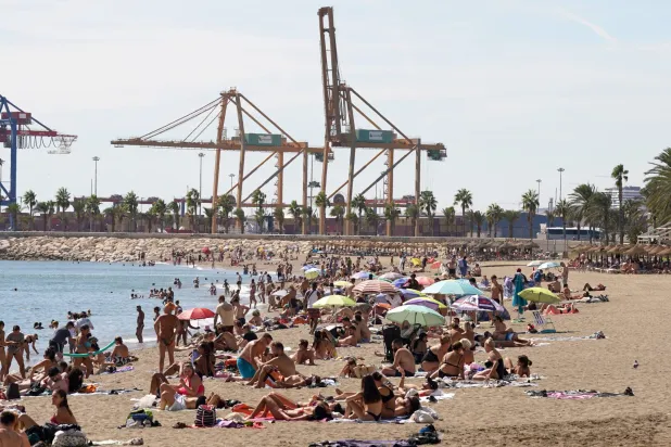 الشاطئ مقصدٌ وإن حلَّ الخريف (د.ب.أ)