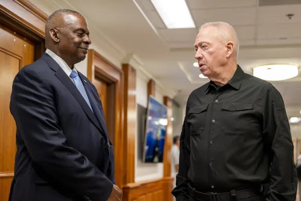 وزير الدفاع الأميركي لويد أوستن (يسار) ووزير الدفاع الإسرائيلي يوآف غالانت (وزارة الدفاع الأميركية)