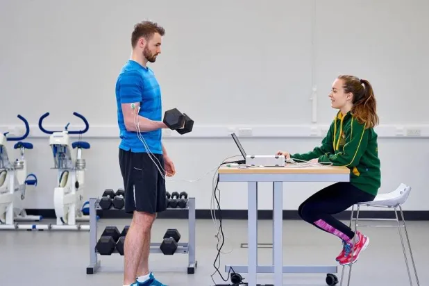 الرياضة تلعب دوراً مهماً في تعزيز صحة الدماغ (جامعة بانغور)