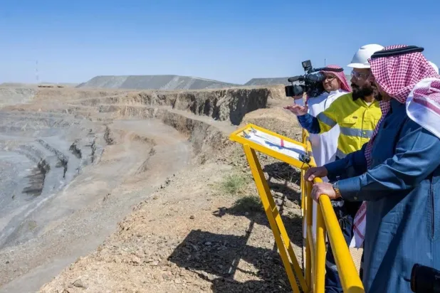 خلال زيارة أمير منطقة القصيم في فبراير الماضي لمنجم «الصخيبرات» التابع لشركة «التعدين العربية السعودية» (واس)
