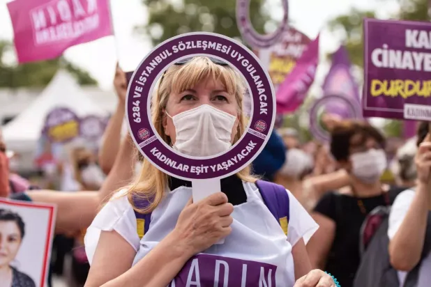نساء يرفعن لافتات تطالب ابلعودة إلى اتفاقية إسطنبول لمنع العنف ضد المرأة في مظاهرة في إسطنبول (إعلام تركي) 