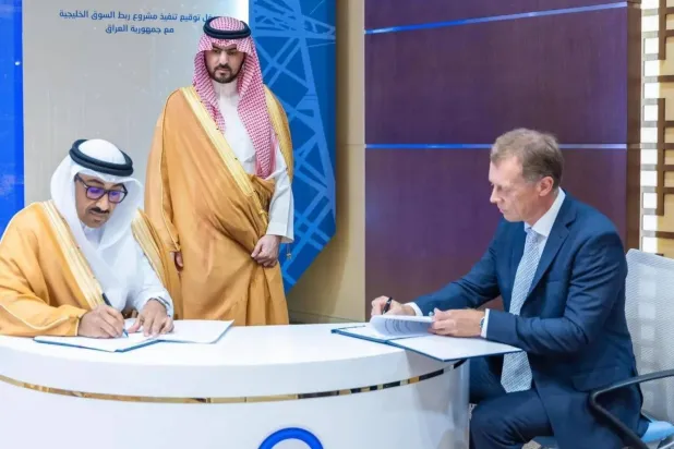 نائب أمير المنطقة الشرقية يرعى توقيع عقد تنفيذ مشروع ربط السوق الخليجية للكهرباء مع العراق (واس)