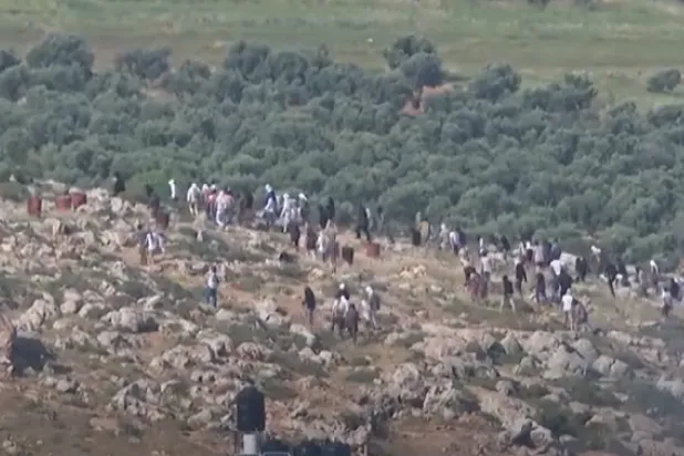 عشرات المستوطنين يهاجمون قرية المغير شرق رام الله أبريل الماضي (الشرق الأوسط)