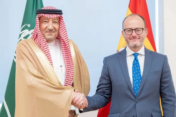 المهندس وليد الخريجي خلال استقباله دييغو مارتينيز بيليو في الرياض الأربعاء (واس)