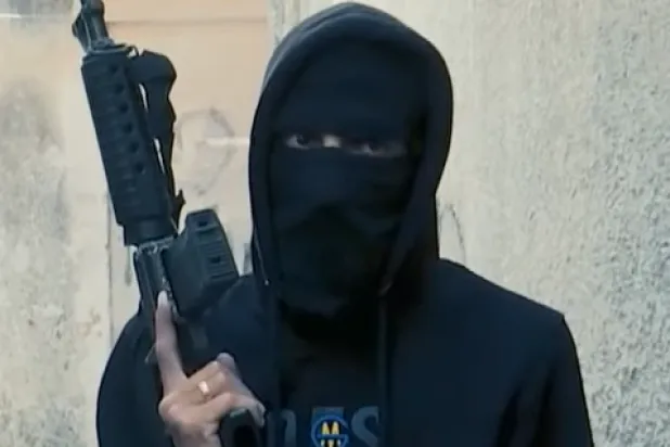 قائد «كتيبة بلاطة» وسط مخيم بلاطة شمال الضفة الغربية في أبريل 2023 (الشرق الأوسط)