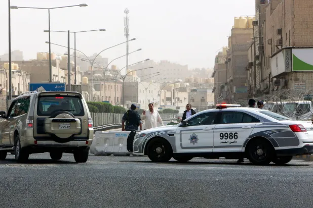 ضباط من الشرطة الكويتية عند نقطة تفتيش عند مدخل بلدة جليب الشيوخ (أرشيفية - أ.ف.ب)