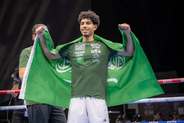 الملاكم السعودي محمد العقل يحيي جماهيره قبل انطلاق التمارين (الشرق الأوسط)