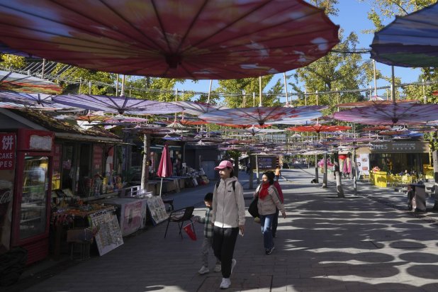 Chinese tourists visit the Mutianyu Great Wall in Beijing, China, Tuesday, Oct 8, 2024. (AP Photo/Achmad Ibrahim)