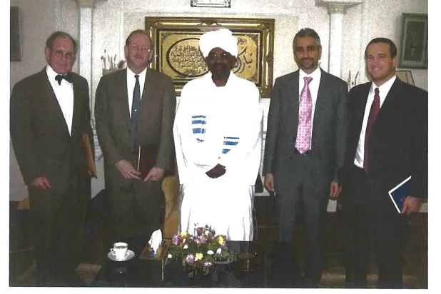 میکی برگمن با عمر البشیر در خارطوم (کتاب «در سایه‌ها»)