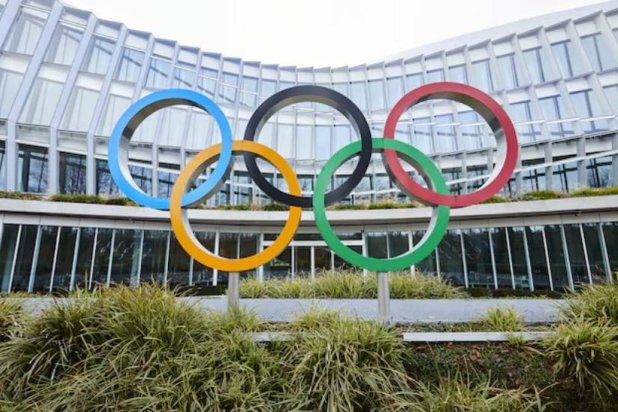 The Olympic rings are pictured in front of the International Olympic Committee (IOC) headquarters in Lausanne, Switzerland, December 7, 2021. REUTERS/Denis Balibouse