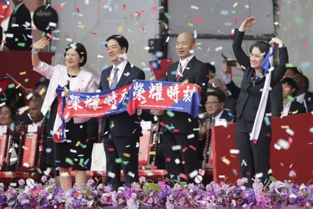 سيدة تايوان الأولى وو مي رو (يسار) تقف إلى جانب زوجها الرئيس التايواني لاي تشينغ تي للاحتفال باليوم الوطني في تايبيه (أ.ب)