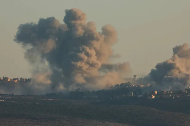 دود در میان حملات مداوم اسرائیل به جنوب لبنان بالا می‌رود (رویترز)