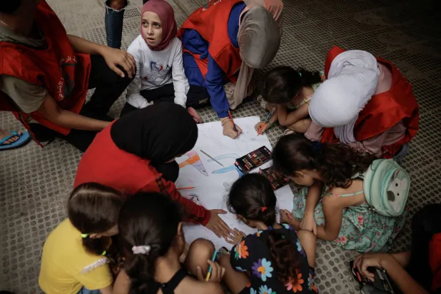 أطفال نازحون يرسمون في مدرسة توفر لهم مأوى مؤقتاً وسط الأعمال العدائية المستمرة بين «حزب الله» وإسرائيل في بيروت (رويترز)