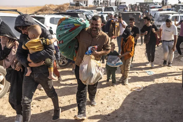 نازحون سوريون من لبنان وصلوا الأربعاء إلى مناطق محاذية للحدود التركية شمال غربي سوريا عبر معبر «عون الدادات» بعد رحلة نزوح طويلة (د.ب.أ)