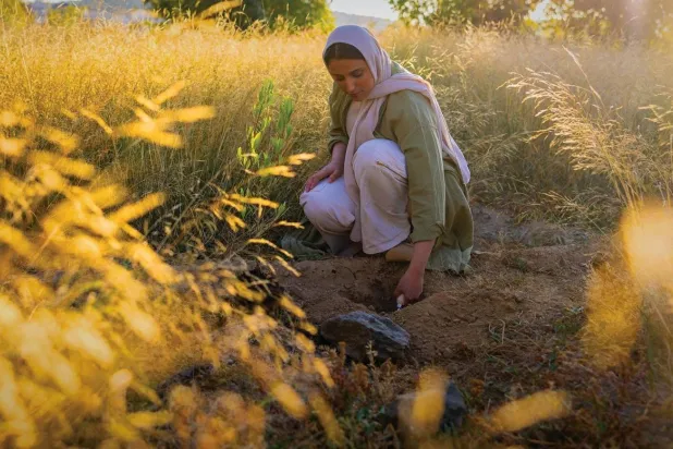 مواطنة تمارس نشاط الزراعة في إحدى المناطق الزراعية بالسعودية (الشرق الأوسط)