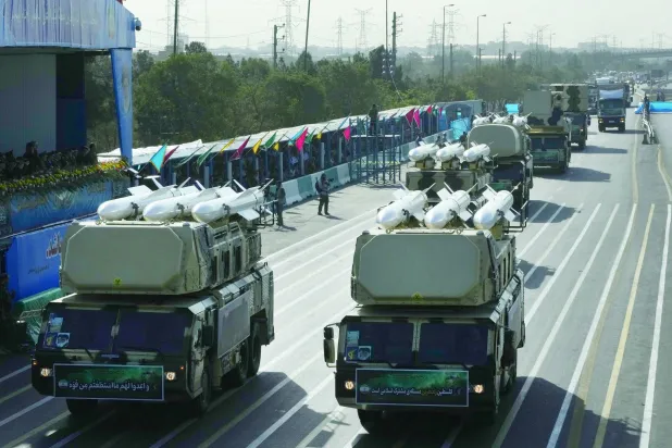 أنظمة صواريخ لـ«الحرس الثوري» خلال العرض السنوي جنوب طهران (أ.ب)