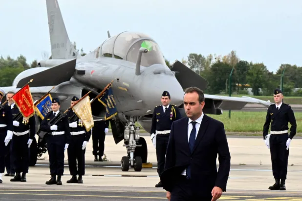 سيباستيان لوكورنو خلال زيارة تفقدية 8 أكتوبر لقاعدة «سان ديزيه» الجوية بمناسبة الذكرى الستين لإطلاق القوة الجوية الاستراتيجية (أ.ف.ب)