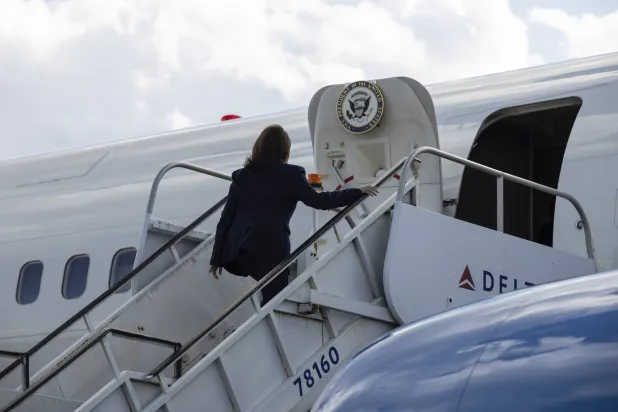 هاريس لدى مغادرتها مطار لاغوارديا في نيويورك، الأربعاء (أ.ب)