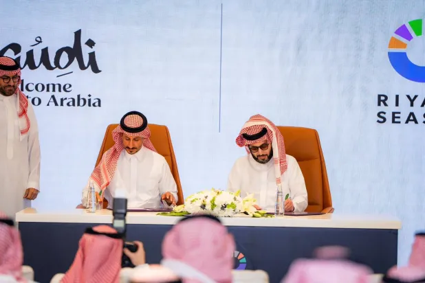 جانب من توقيع الاتفاقية بين وزير السياحة أحمد الخطيب ورئيس الهيئة العامة للترفيه المستشار تركي آل الشيخ (الشرق الأوسط)