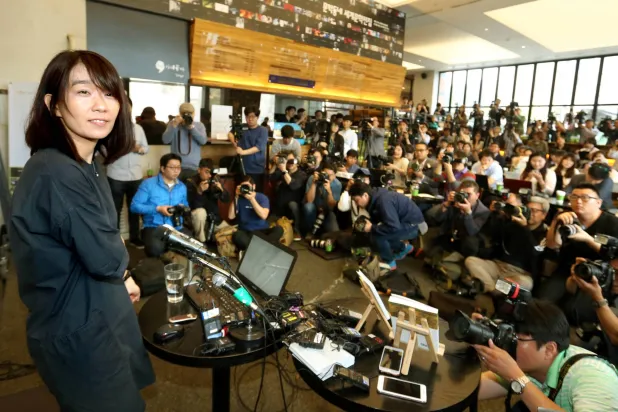 الكاتبة الكورية الجنوبية هان كانغ تفوز بجائزة نوبل للأدب (رويترز)