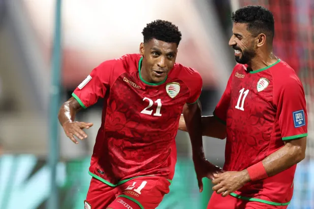 عبد الرحمن المشيفري لاعب عمان محتفلاً بهدفه في مرمى الكويت (أ.ف.ب)