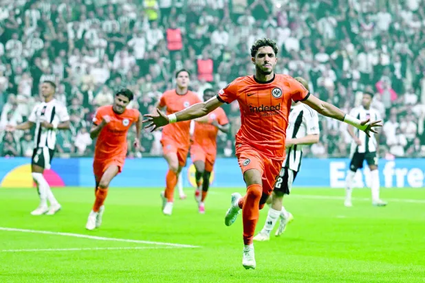 قوة مصر الهجومية اكتملت بانضمام مرموش مهاجم آينتراخت فرانكفورت وهداف الدوري الألماني (أ.ف.ب)