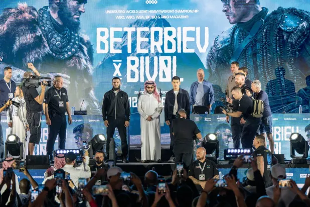 آل الشيخ يتوسط الملاكمين خلال مراسم إقامة المؤتمر الصحفي للنزال (موسم الرياض)