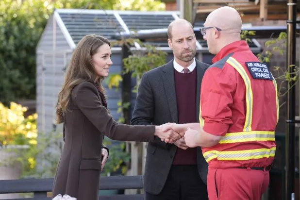 الأمير البريطاني ويليام وزوجته كيت يلتقيان بمسعف خلال زيارة لمركز ساوثبورت المجتمعي (أ.ب)