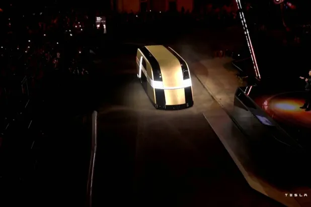 إيلون ماسك يتحدث على خشبة المسرح بجوار روبوت تسلا في حدث في لوس أنجلوس، كاليفورنيا، الولايات المتحدة الأمريكية، 10 أكتوبر 2024، في هذه الصورة الثابتة المأخوذة من مقطع فيديو (رويترز)