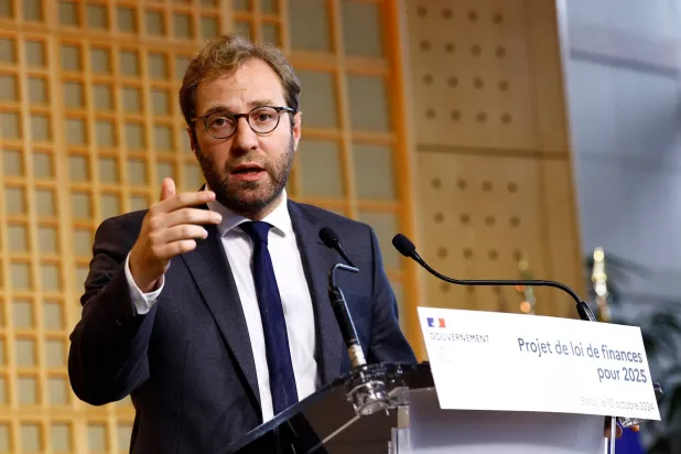 وزير المالية الفرنسي أنطوان أرماند يتحدث خلال مؤتمر صحافي عن مشروع موازنة 2025 (رويترز)