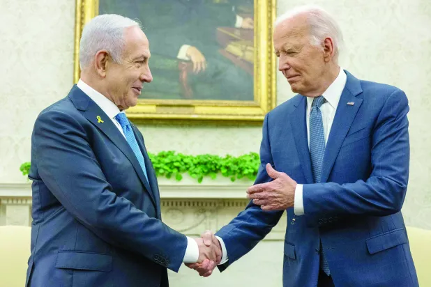 بايدن يصافح نتنياهو خلال لقاء بالبيت الأبيض في 25 يوليو 2024 (أ.ف.ب)
