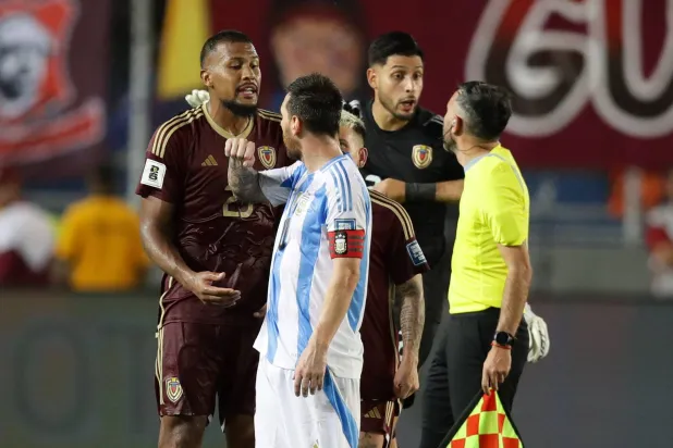 الأرجنتين بقيادة ميسي اكتفت بالتعادل مع فنزويلا (إ.ب.أ)