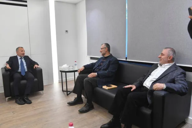 تصویر منتشر شده از ملاقات پیشین جبران باسیل با حسین خلیل، معاون سیاسی دبیرکل حزب‌الله، و وفیق صفا، مسئول ارتباطات حزب‌الله