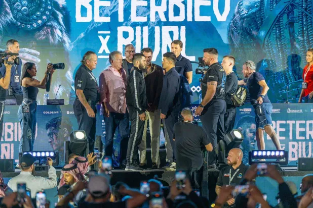 الملاكمان الروسيان وجها لوجه في المؤتمر الصحفي قبل نزال اليوم السبت (موسم الرياض)