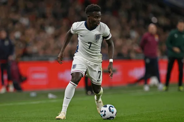 بوكايو ساكا سيغيب عن منتخب إنجلترا للإصابة (أ.ف.ب)