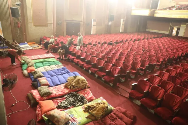 الصالة الرئيسية للمسرح تشغلها بعض العائلات (الشرق الأوسط)