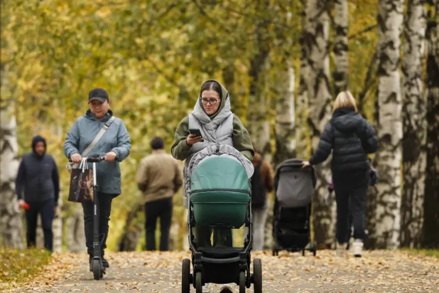 متنزهون روس في حديقة عامة بموسكو (إ.ب.أ)