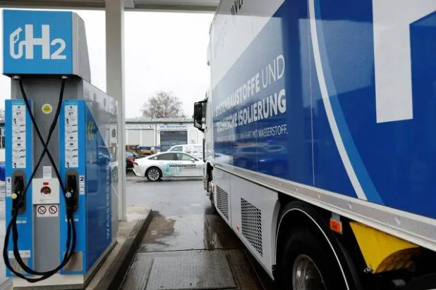 محطة تعبئة الهيدروجين للشاحنات والسيارات في برلين (رويترز)
