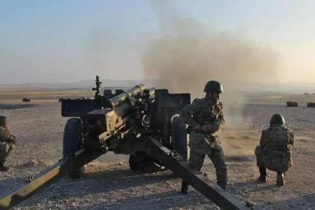 عناصر من المدفعية التركية تقصف مواقع «قسد» في منبج (المرصد السوري لحقوق الإنسان)