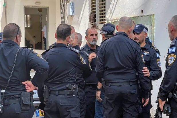 عناصر من الشرطة الإسرائيلية في مدينة الخضيرة (رويترز)