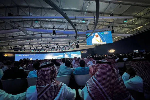 وزير النقل والخدمات اللوجيستية متحدثاً للحضور (الشرق الأوسط)