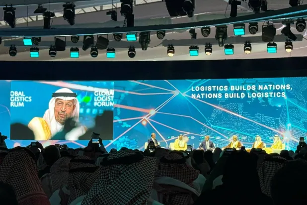 وزير الاستثمار يتحدث للحضور خلال الجلسة الحوارية الأولى من المنتدى اللوجيستي العالمي (الشرق الأوسط)